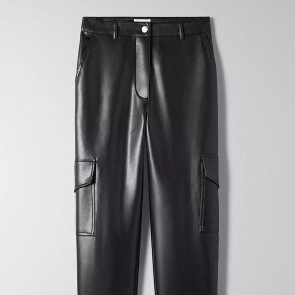 Aritzia Wilfred Modern Cargo pants in black vegan leather, size 00 - Picture 2 of 5